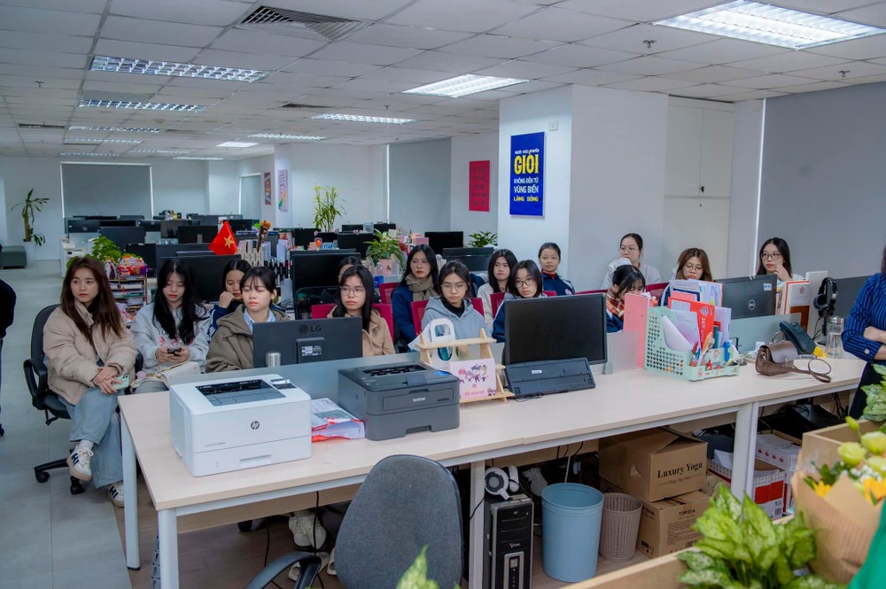 Sinh viên ngành Xuất bản, Học viện Báo chí và Tuyên truyền tham gia thực tế tại đơn vị xuất bản. (Ảnh: website học viện) 470212479_1208666520684314_5199484482300136716_n.jpg