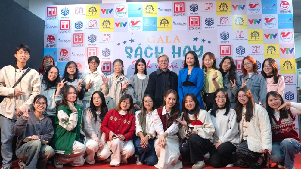 Sinh viên lớp Biên tập xuất bản tham gia hoạt động ngoại khóa ghi hình Gala Sách hay "Sách và cái đẹp". (Ảnh: website học viện) 471255297_1212876853596614_5804692801973494452_n.jpg