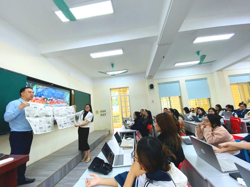 Sinh viên lớp Xuất bản điện tử K41 tham gia buổi báo cáo thực tế “Xuất bản, báo chí đa phương tiện” trong khuôn khổ môn học “Xuất bản tạp chí điện tử”. (Ảnh: website học viện) z6404924102756_bb8768c68ec406f19ee3496a994bc696.jpg