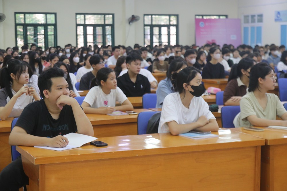 Sinh viên Trường Đại học Công nghệ thông tin và Truyền thông (Đại học Thái Nguyên) được thông tin, tuyên truyền về nhận diện lừa đảo, kỹ năng tự bảo vệ mình trên không gian mạng. Ảnh: NTCC IMG_7710.JPG