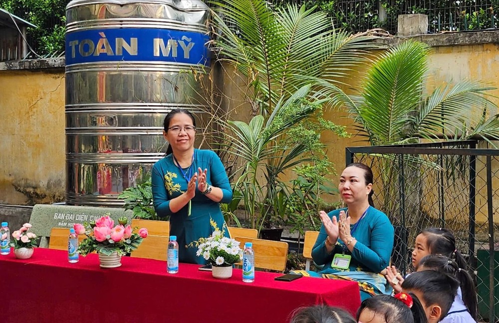 Cô Vũ Diễm Phương (bên trái) - Hiệu trưởng Trường Tiểu học Lý Nhơn (quận 4, thành phố Hồ Chí Minh). Ảnh: website nhà trường 486106534_1261651512070734_2307749204046264708_n.jpg