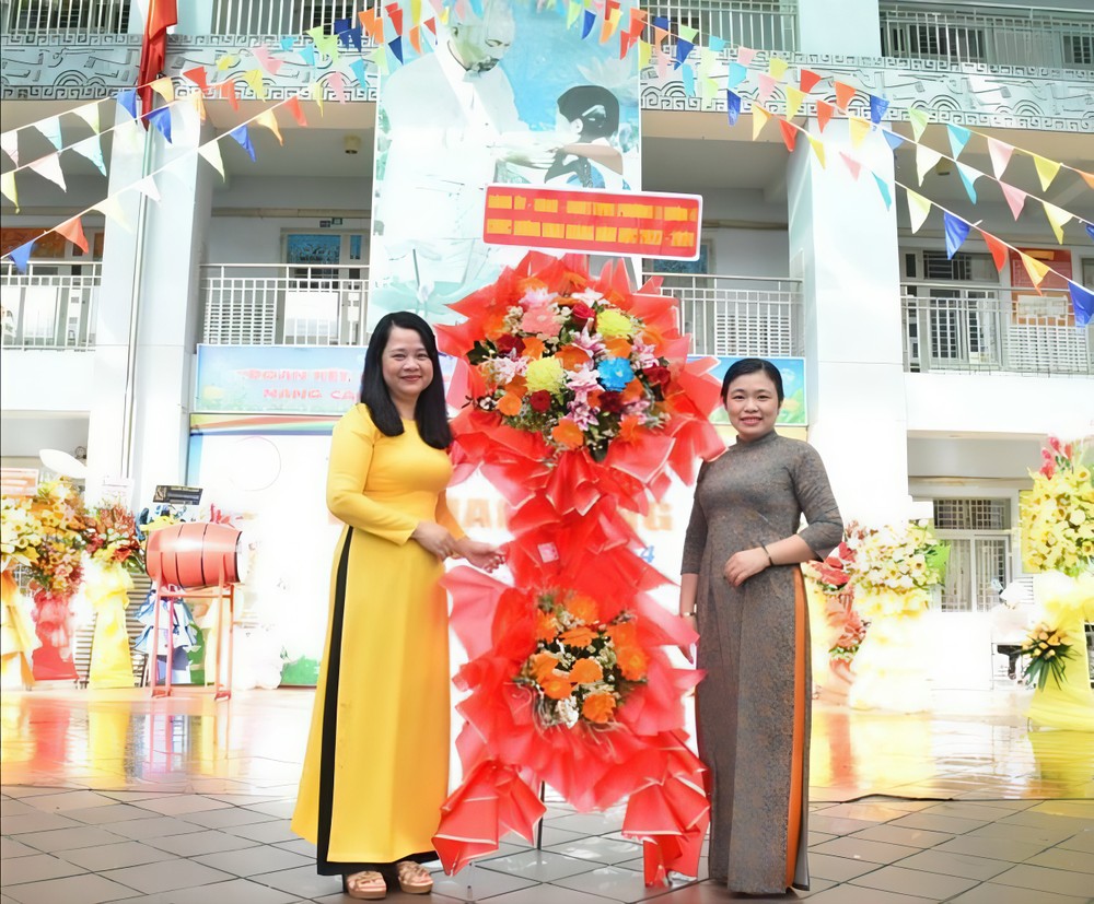 Cô Nguyễn Thị Ngọc Nga (áo dài vàng), Hiệu trưởng Trường Tiểu học Nguyễn Văn Trỗi (quận 4, thành phố Hồ Chí Minh). Ảnh: website nhà trường IMG_7762.jpeg