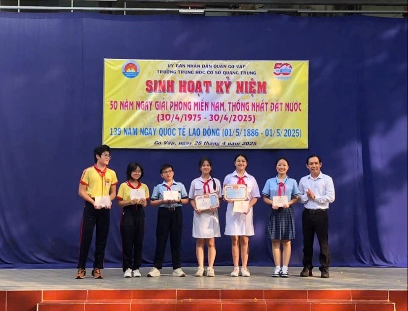 Thầy Dương Hữu Đức (áo trắng), Hiệu trưởng Trường Trung học cơ sở Quang Trung (quận Gò Vấp, thành phố Hồ Chí Minh). Ảnh: website nhà trường z65487450907903f8203edfb38ed7457c4aa208bb9dea9_2842025959.jpg