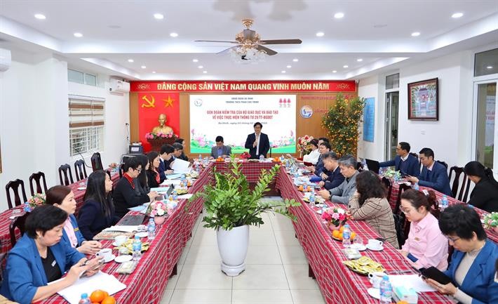 Đoàn kiểm tra Bộ Giáo dục và Đào tạo làm việc với Trường Trung học cơ sở Phan Chu Trinh, Quận Ba Đình, Hà Nội (ảnh: Bộ GDĐT) 1.jpg