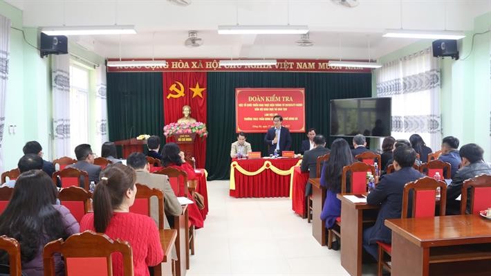 Đoàn kiểm tra của Bộ Giáo dục và Đào tạo làm việc với Trường Trung học cơ sở Trần Hưng Đạo, thành phố Đông Hà, tỉnh Quảng Trị 2.jpg