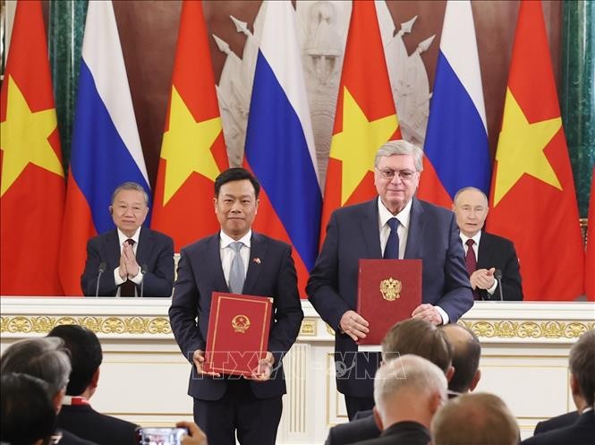 Giám đốc Đại học Quốc gia Hà Nội Giáo sư Lê Quân và Giám đốc Đại học Quốc gia Quan hệ Quốc tế Moskva Giáo sư, Viện sĩ Anatoly Torkunov trao văn bản thỏa thuận hợp tác (Ảnh: TTXVN) 1.jpg