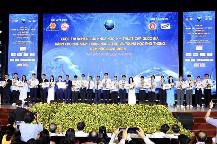 Ban tổ chức trao giải cho các dự án tại cuộc thi nghiên cứu khoa học kỹ thuật cấp quốc gia dành cho học sinh trung học cơ sở và trung học phổ thông năm học 2024 - 2025. Ảnh: Bộ Giáo dục và Đào tạo duandatgiaimoet-8183-2047.jpg