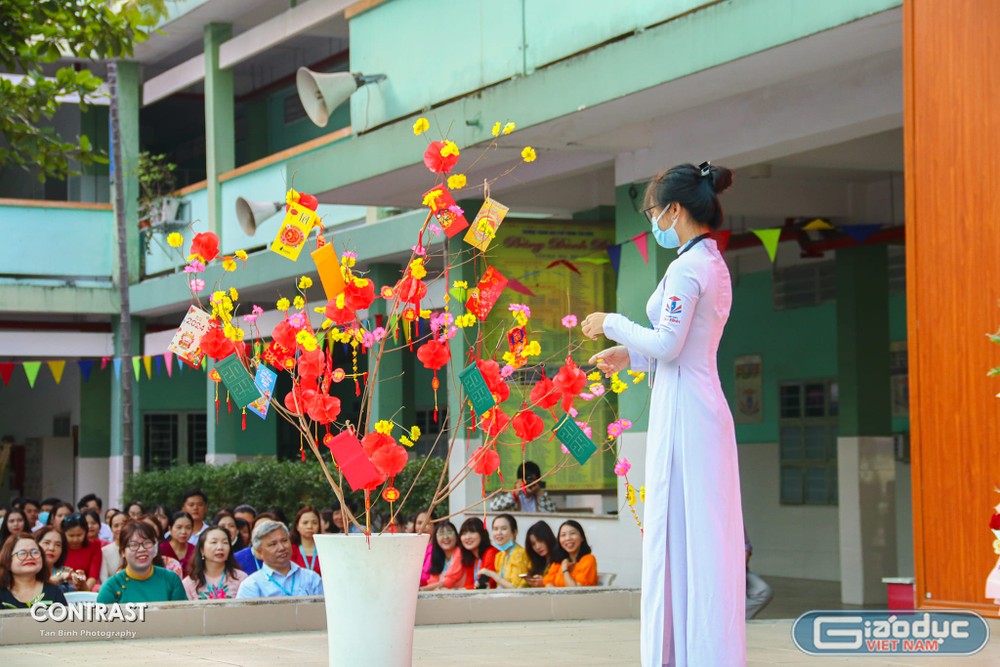 Học sinh Trường trung học phổ thông Tân Bình tham gia hái lộc đầu năm trong giờ chào cờ. gdvn_hailocdaunamTHPTTanBinh.jpg