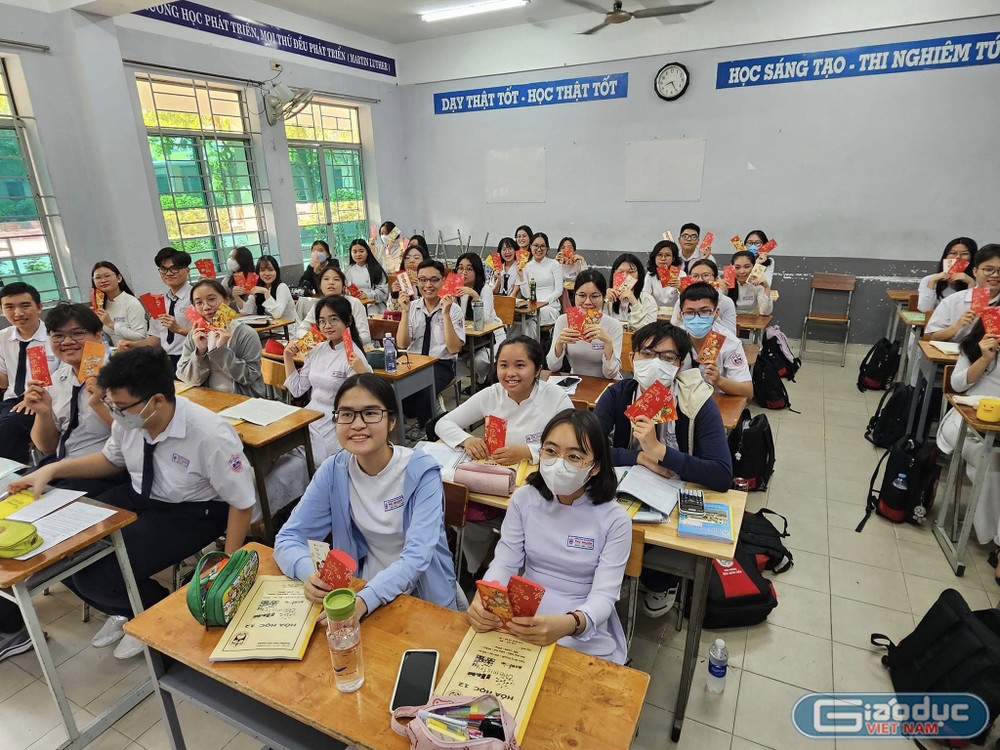 Học sinh Trường trung học phổ thông Phú Nhuận vui mừng với bao lì xì của trường dịp đầu năm (ảnh: V.D) gdvn_lixiTHPTPN.jpg