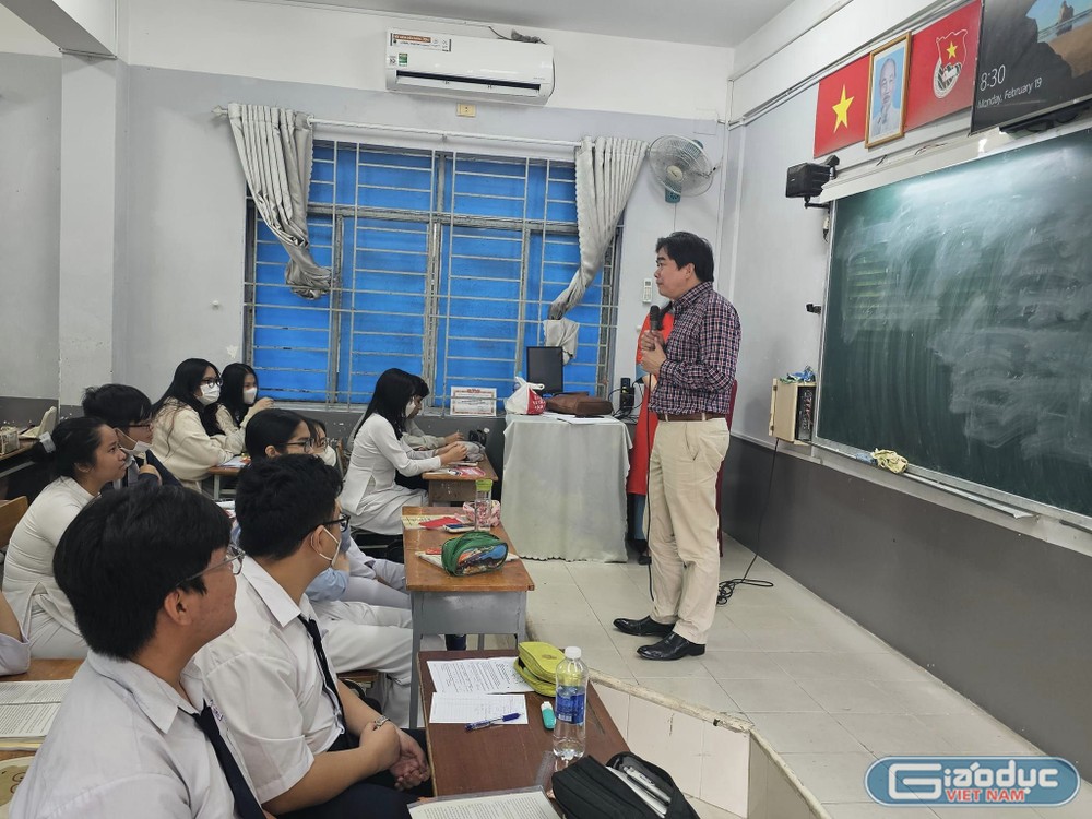 Thầy Trần Công Tuấn - Hiệu trưởng Trường trung học phổ thông Phú Nhuận chúc tết học sinh lớp 12A9 (ảnh: V.D) gdvn_lixiTHPTPN3.jpg