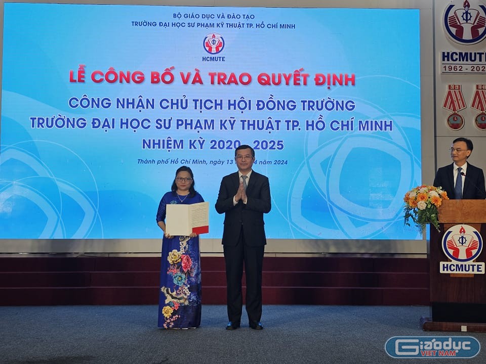 Thứ trưởng Nguyễn Văn Phúc trao quyết định công nhận Chủ tịch Hội đồng trường cho Tiến sĩ Trương Thị Hiền (ảnh: V.D) gdvn_HCMUTE.jpg