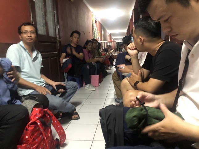 Nhiều phụ huynh đã có mặt từ đêm để chờ đến sáng mua hồ sơ xét tuyển vào lớp 1 Trường tiểu học Thực hành (ảnh: PHCC) PHxephangTHTHSG.jpg