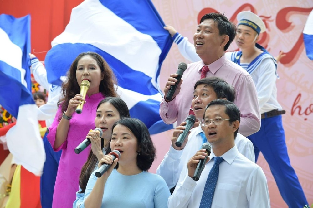 Cô Bích Thủy tham gia một tiết mục văn nghệ với giáo viên của trường trong Lễ khai giảng năm học mới (ảnh: NVCC) BichThuyc.jpg