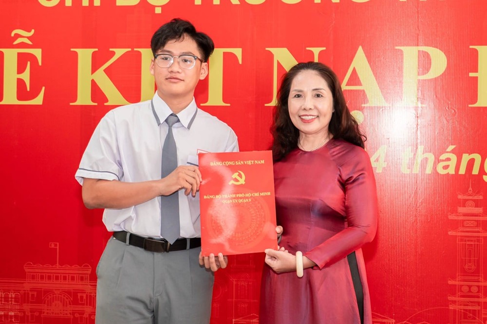 Cô Trương Thị Bích Thủy trong một buổi lễ kết nạp Đảng cho học sinh ưu tú của trường (ảnh: NVCC) BichThuyd.jpg