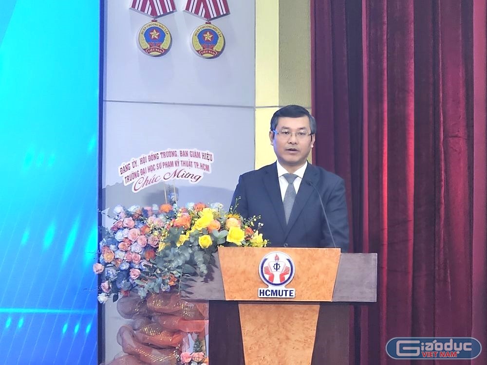 Thứ trưởng Bộ Giáo dục và Đào tạo Nguyễn Văn Phúc phát biểu chúc mừng Phó Giáo sư, Tiến sĩ Lê Hiếu Giang và HCMUTE (ảnh: V.D) gdvn_HCMUTEb.jpg