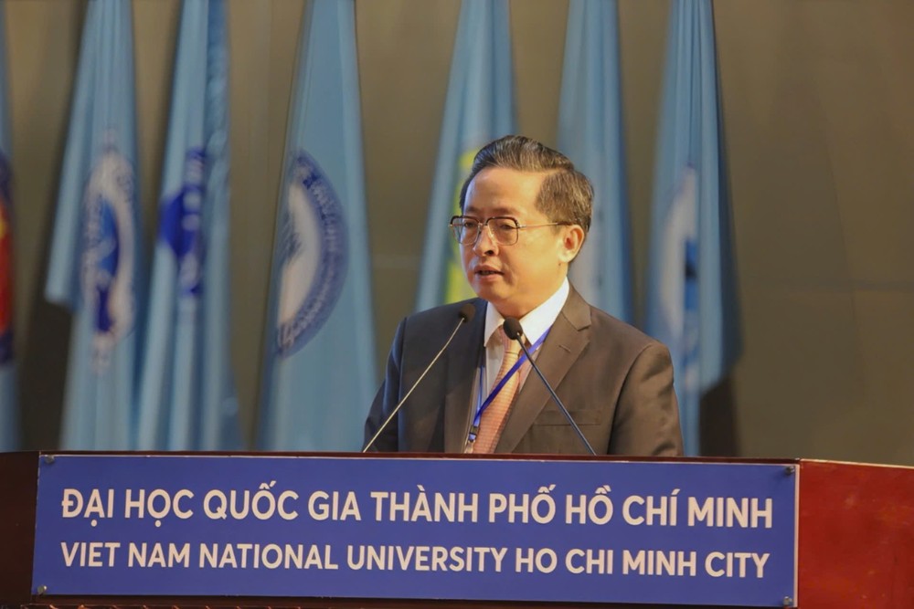 Ông Trần Kim Chung - Chủ tịch Tập đoàn CT Group phát biểu tại hội thảo (ảnh: VNUHCM) CTGroupphatbieubandanVNUHCM.jpg