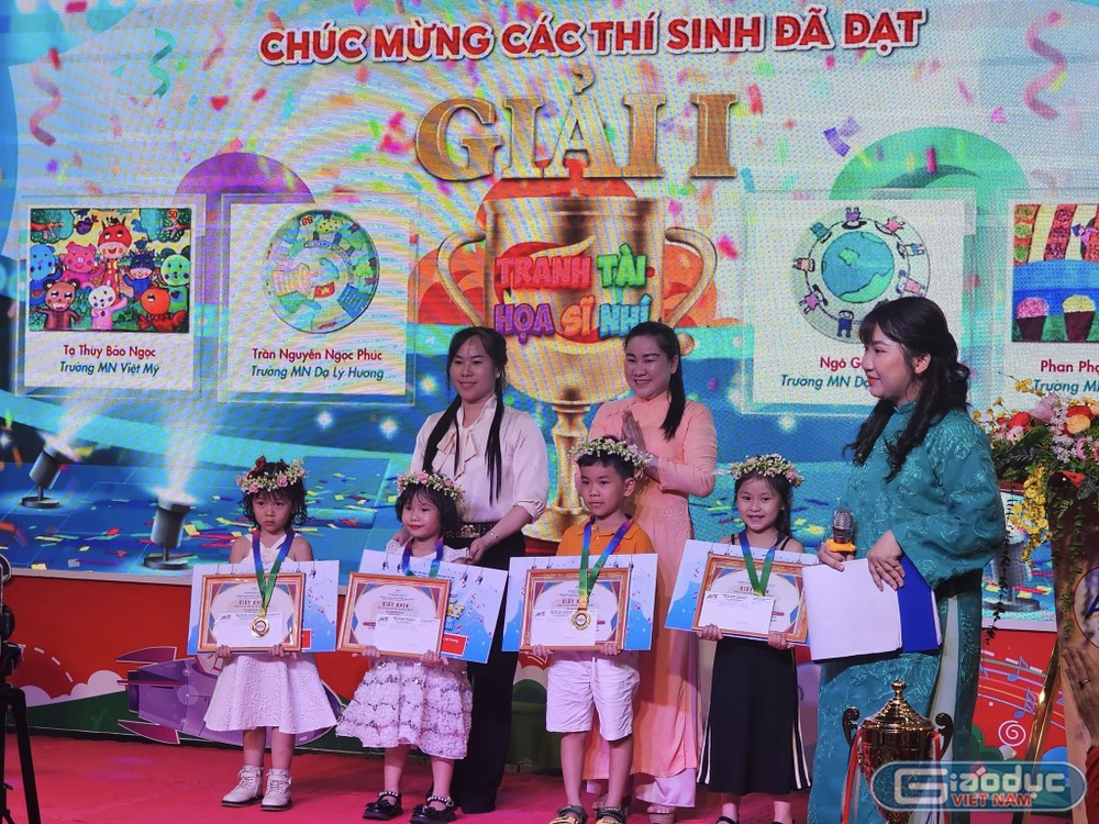 4 học sinh đạt giải Nhất của cuộc thi tranh tài họa sĩ nhí (ảnh: V.D) gdvn_HSgaiNhat.jpg