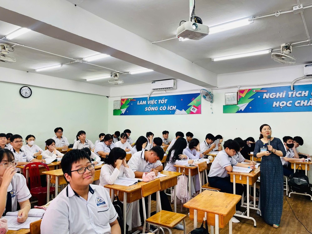 Học sinh lớp 12 Trường trung học phổ thông Nguyễn An Ninh trong giờ ôn tập tại trường. (ảnh: NTCC) HSNANontap.jpg