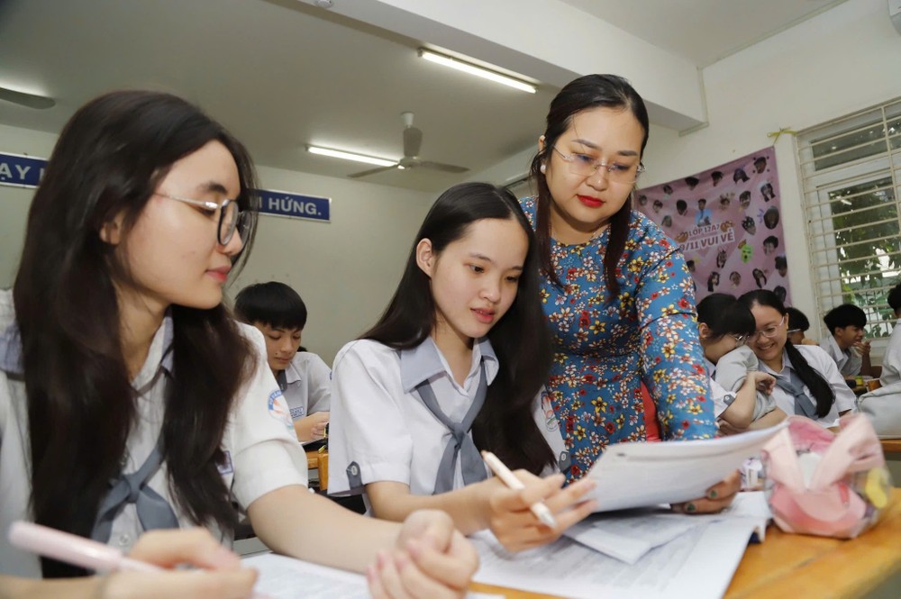 Học sinh lớp 12 của Trường trung học phổ thông Võ Văn Kiệt trong giờ ôn tập tại trường. (ảnh: NTCC) HSVVKontap.jpg