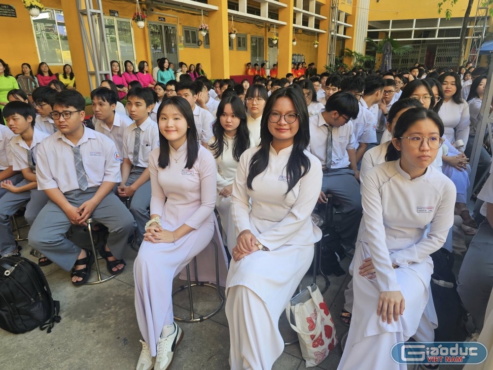 Học sinh Trường trung học phổ thông Ten Lơ Man trong buổi lễ kỷ niệm (ảnh: V.D) gdvn_CTDuocb.jpg