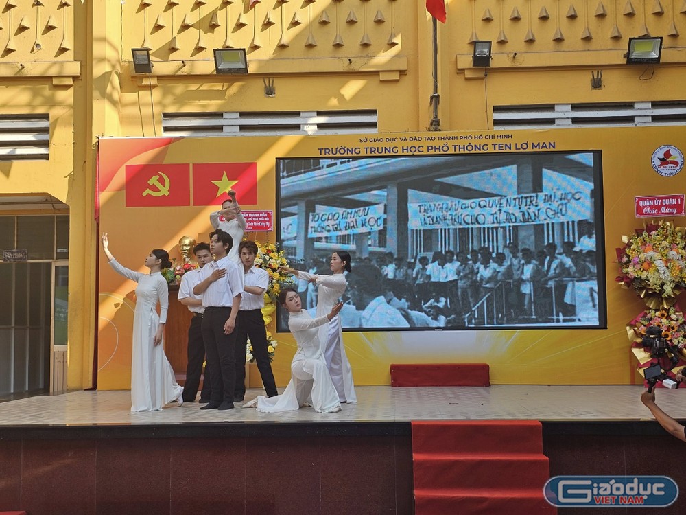 Một tiết mục biểu diễn văn nghệ của học sinh Trường trung học phổ thông Ten Lơ Man tại buổi lễ (ảnh: V.D) gdvn_CTDuocc.jpg
