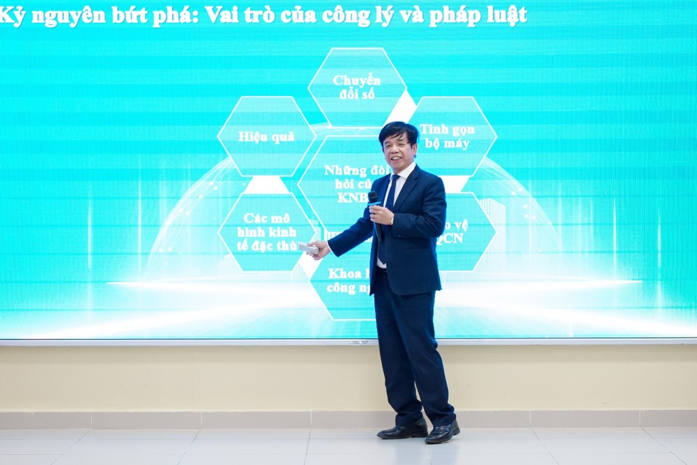 Giáo sư, Tiến sĩ Lê Hồng Hạnh trình bày tham luận tại hội thảo (ảnh: UEF) hoithaoluatd.jpg