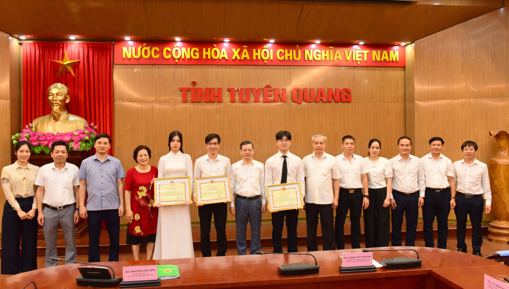 Ủy ban nhân tỉnh Tuyên Quang gặp mặt đoàn dự Hội thi Khoa học kỹ thuật quốc tế (ISEF) năm 2023 tại Hoa Kỳ. Ảnh: tuyenquang.edu.vn. 44.png