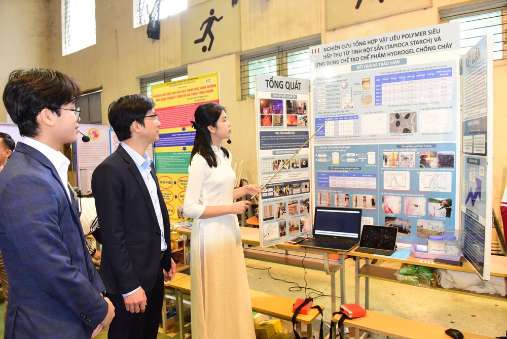 Các đại biểu tham quan các dự án tham dự cuộc thi Khoa học kỹ thuật cấp tỉnh dành cho học sinh trung học năm học 2022-2023. Ảnh: tuyenquang.edu.vn. d.jpg
