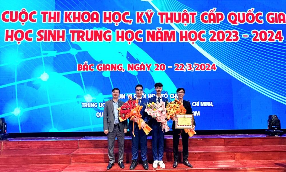 Tiến sĩ Vũ Đình Hưng - Giám đốc Sở Giáo dục và Đào tạo tỉnh Tuyên Quang (bìa trái) chia sẻ niềm vui với thầy trò thực hiện dự án. Ảnh: Sở GD&ĐT Tuyên Quang cung cấp. z5304862269773_cda49272c81ae2e8f6790542a232ed36.jpg