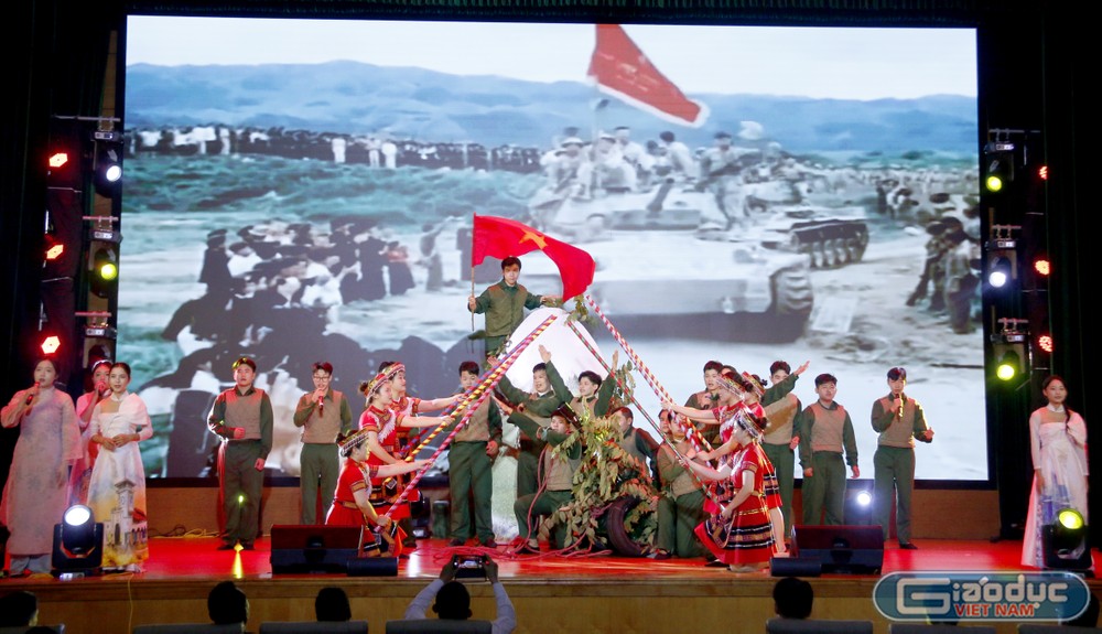 Phần trình diễn với chủ đề "Lời ước hẹn mùa hoa" của Trường Đại học Công nghệ và quản lý Hữu Nghị. GDVN_2 UTM1.jpg