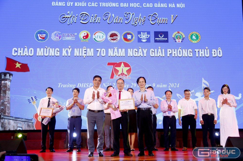 Trường Đại học Kiến trúc Hà Nội giành Giải Tiết mục có số lượng người tham gia trình diễn đông nhất. GDVN_giải đông.jpg