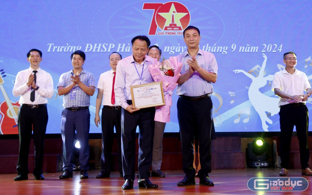 Giải Tiết mục trình diễn ca khúc hay nhất thuộc về Trường Đại học Sư phạm Hà Nội 2. GDVN_giải sp2.jpg