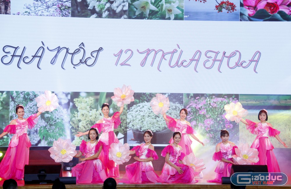 Tiết mục múa Hà Nội 12 mùa hoa của Trường Cao đẳng Giao thông vận tải Trung ương I. GDVN_GTVT.jpg