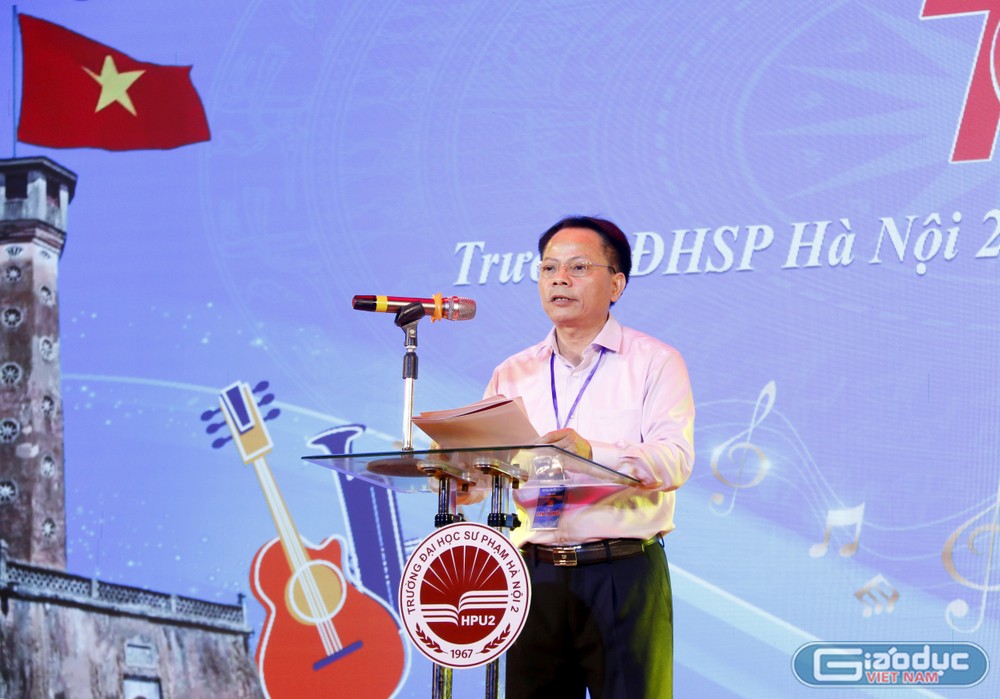 Tiến sĩ Trịnh Đình Vinh - Phó Hiệu trưởng Trường Đại học Sư phạm Hà Nội 2 phát biểu khai mạc Hội diễn. GDVN_Tea Vinh.jpg