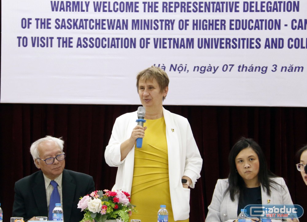 Bà Louise Michaud - Thứ trưởng Bộ Giáo dục đại học bang Saskatchewan (Canada). Bà Louise Michaud - Thứ trưởng Bộ Giáo dục đại học bang Saskatchewan (Canada).