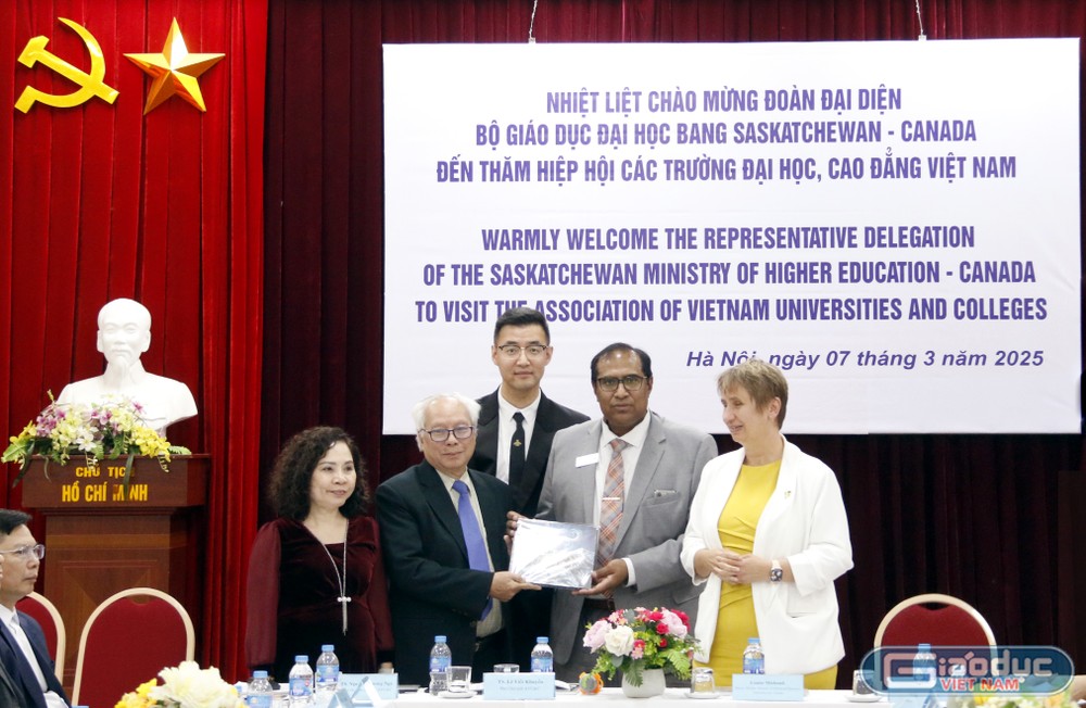 Đoàn đại diện Bộ Giáo dục đại học bang Saskatchewan tặng quà lưu niệm cho Hiệp hội Các trường đại học, cao đẳng Việt Nam. GDVN_trao quà kỷ niệm.jpg