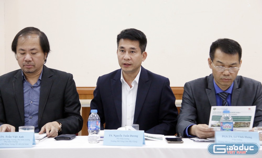 Tiến sĩ Nguyễn Tuấn Dương (ở giữa) - Phó Hiệu trưởng Trường Đại học Nông Lâm Bắc Giang. GDVN_tuấn dương.jpg