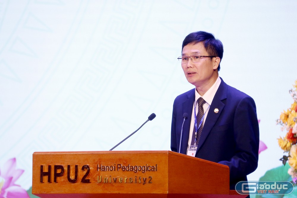 Tiến sĩ Bùi Kiên Cường - Phó Hiệu trưởng Trường Đại học Sư phạm Hà Nội 2 phát biểu hưởng ứng phong trào thi đua và thông qua đại biểu tiên tiến dự Hội nghị cấp trên. GDVN_BKC.jpg