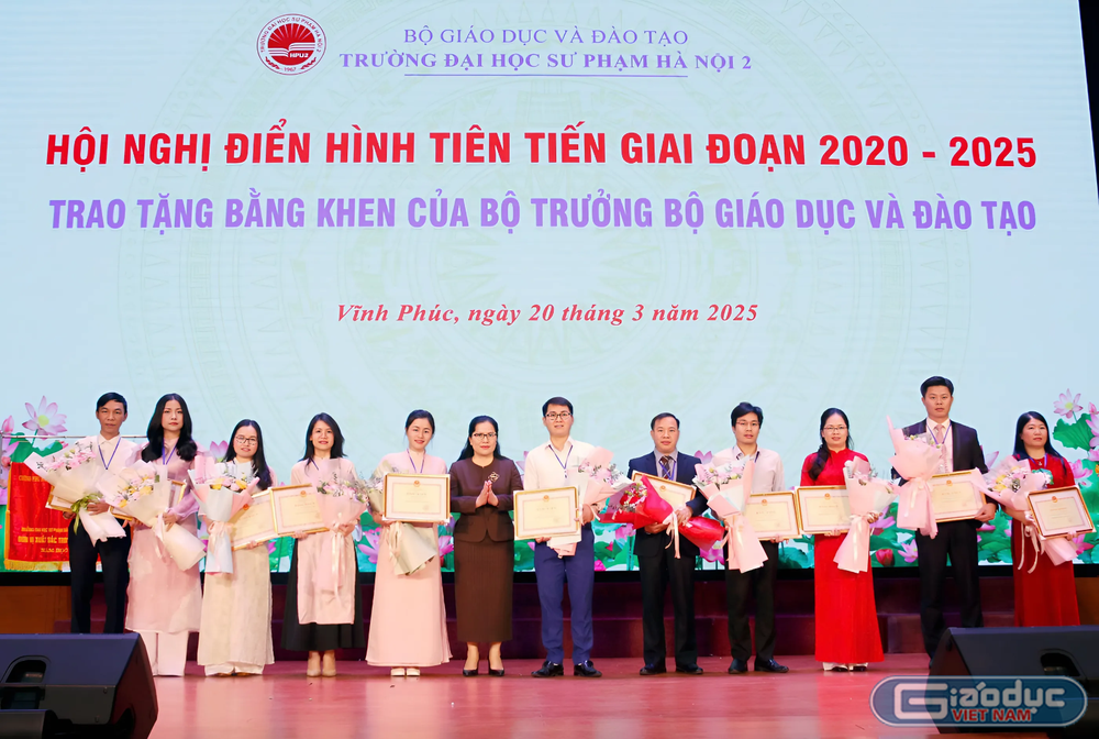 Thứ trưởng Bộ Giáo dục và Đào tạo Nguyễn Thị Kim Chi trao Bằng khen của Bộ trưởng Bộ Giáo dục và Đào tạo cho các cá nhân xuất sắc. GDVN_cá nhân.png