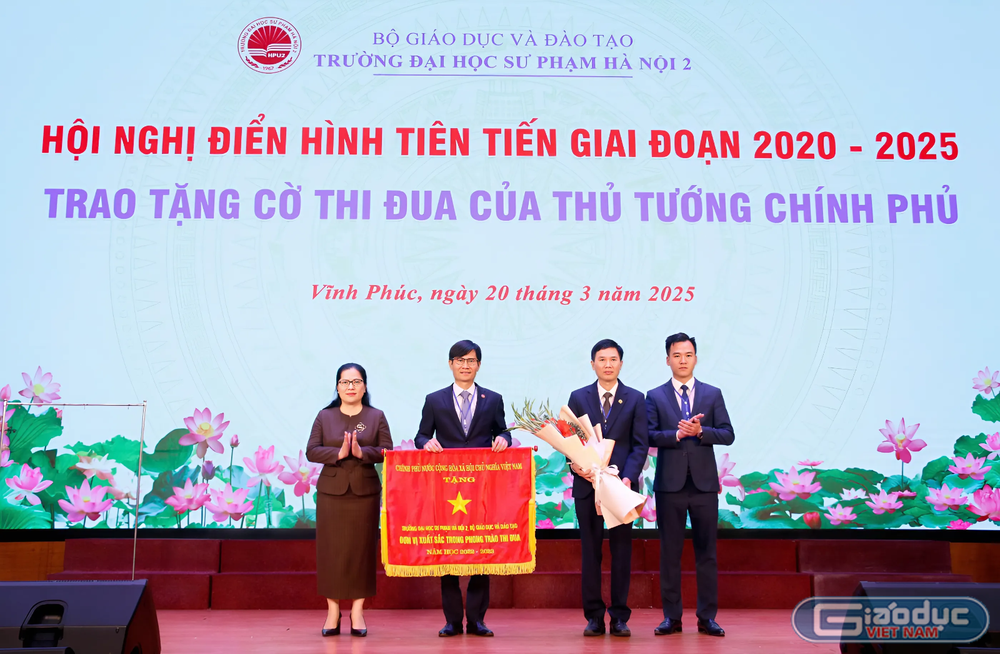 Trường Đại học Sư phạm Hà Nội 2 vinh dự nhận Cờ thi đua của Thủ tướng Chính phủ. GDVN_cờ.png