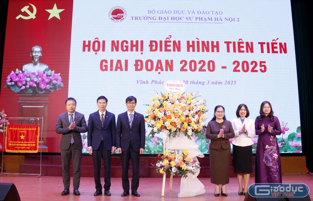 Đại diện Bộ Giáo dục và Đào tạo tặng hoa chúc mừng Trường Đại học Sư phạm Hà Nội 2. GDVN_tặng hoa.jpg