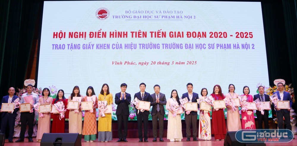 Phó Giáo sư, Tiến sĩ Nguyễn Quang Huy - Hiệu trưởng và Tiến sĩ Cao Bá Cường - Phó Hiệu trưởng trao tặng Giấy khen của Hiệu trưởng Trường Đại học Sư phạm Hà Nội 2 cho các cá nhân điển hình tiên tiến. GDVN_trao thưởng.jpg