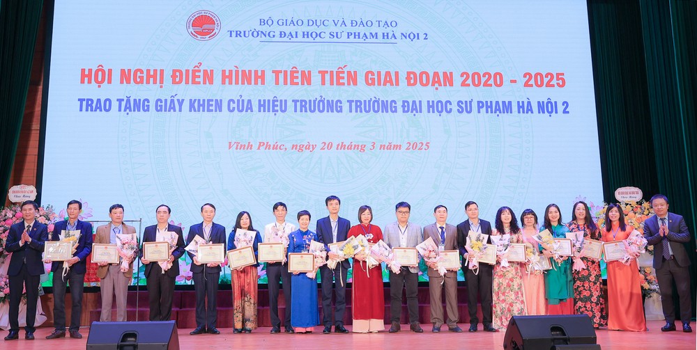 GVDN_trao tặng.jpg