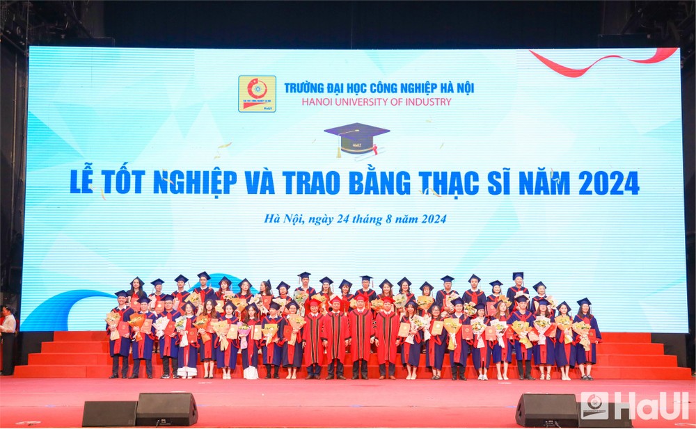 Không chỉ là lễ tốt nghiệp, đó là khoảnh khắc khẳng định bản thân. HaUI chào đón thế hệ học viên cao học với khát vọng vươn tầm cao mới. Ảnh: NTCC. 1.jpg