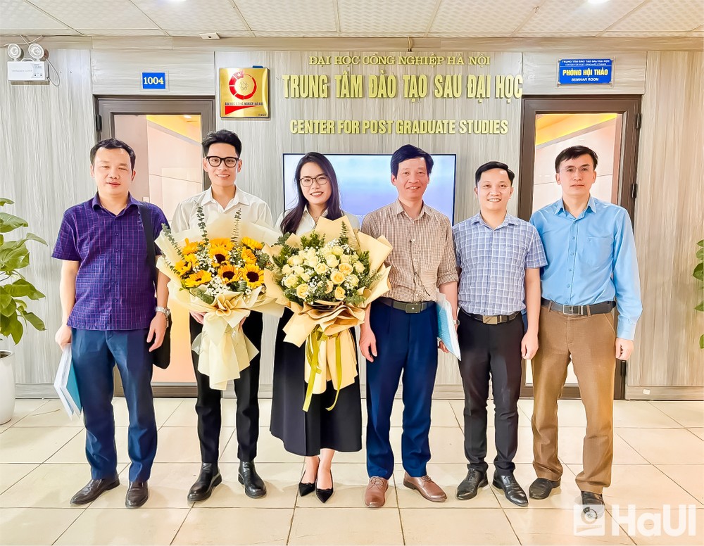 Khoảnh khắc rạng rỡ của 02 học viên sau buổi bảo vệ thành công đồ án tốt nghiệp, khẳng định sự nỗ lực không ngừng nghỉ suốt chặng đường học cao học. Ảnh: NTCC. 2.jpg