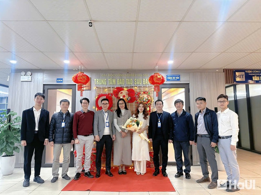 Niềm vui trong ngày bảo vệ thành công Đồ án tốt nghiệp của cựu học viên Trần Thị Nhất - ngành Thạc sĩ Cơ điện tử (Trường Đại học Công nghiệp Hà Nội). Ảnh: NTCC. 6.jpg