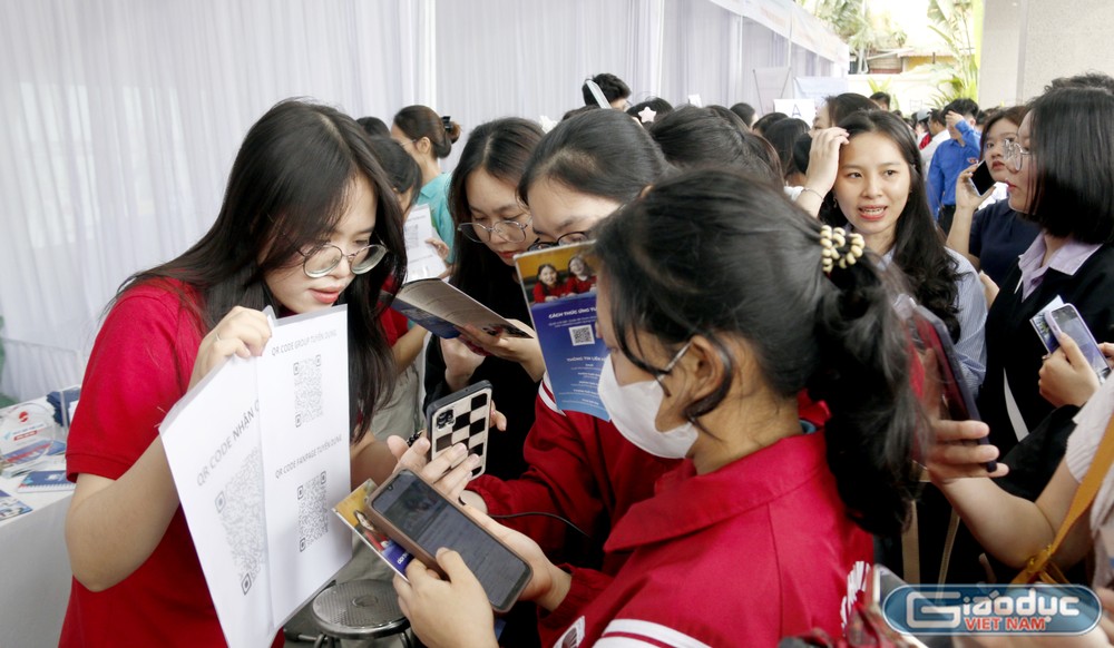 Sinh viên đăng ký thông tin với nhà tuyển dụng qua đường link sẵn có. GDVN_ngày hội việc làm.jpg