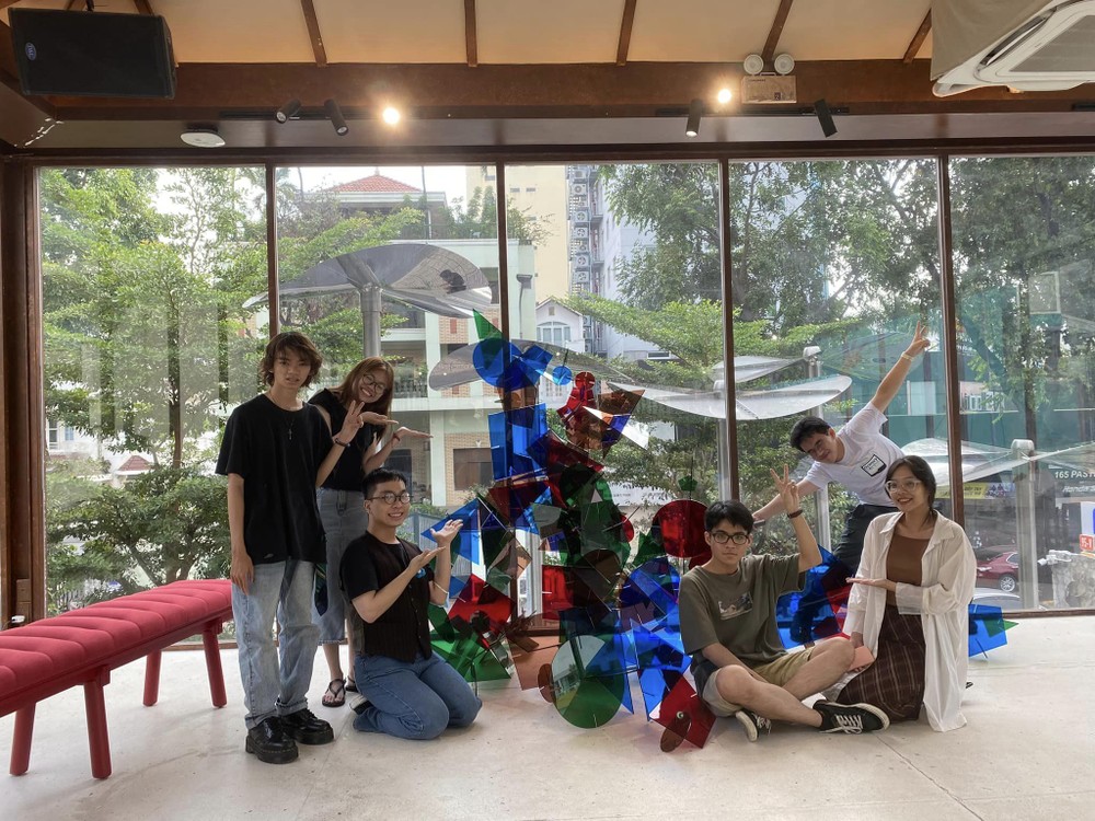 Sinh viên ngành Mỹ thuật đô thị, Trường Đại học Kiến trúc Thành phố Hồ Chí Minh tham gia tương tác và thi công các tác phẩm sắp đặt trong sự kiện Giải thưởng Nội thất Hoa Mai Exhibition 2023-2024. Ảnh: website nhà trường 406145257_122140499534032039_3874538804641379949_n.jpg