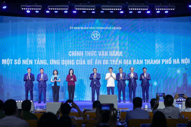Thủ tướng Phạm Minh Chính và các đại biểu thực hiện nghi thức vận hành các nền tảng, ứng dụng của Đề án 06 trên địa bàn thành phố Hà Nội. Ảnh: VGP/Nhật Bắc anh 1.jpg