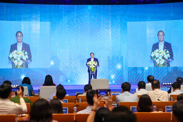 Thủ tướng ghi nhận, biểu dương những nỗ lực, cố gắng và kết quả đạt được của thành phố Hà Nội trong triển khai Đề án 06 thời gian qua. Ảnh: VGP/Nhật Bắc anh 4.jpg